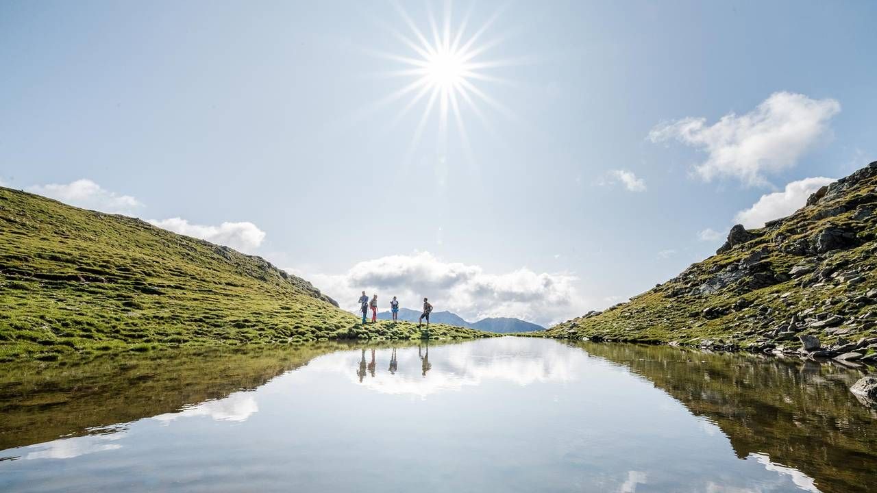 Wanderer beim Schwarzsee im Gsiesertal