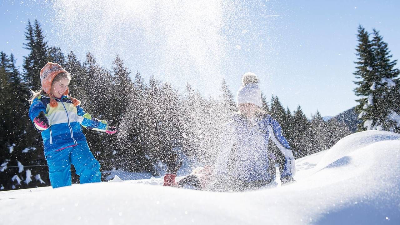 Kinder toben im Schnee im Gsiesertal