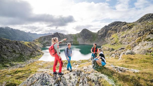 Wanderer beim Schwarzsee im Gsiesertal im Sommer