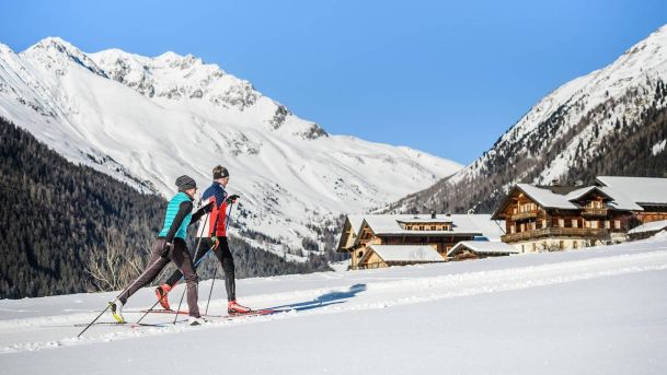 Sciatori di fondo sulla pista di sci di fondo in Val Casies