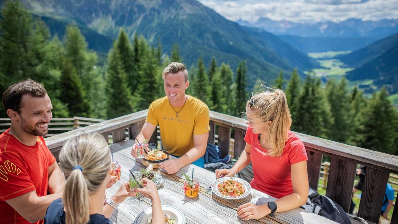 Marende auf der Uwaldalm im Gsiesertal im Sommer mit Blick auf die Dolomiten